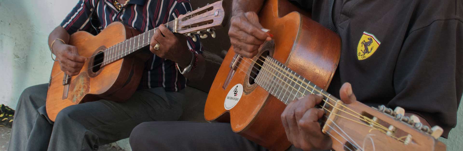 Guitarras-cubanas-CubaTravel